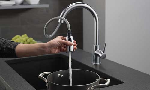 1. Delta 9159-AR-DST Single-Handle Pulldown Kitchen Faucet